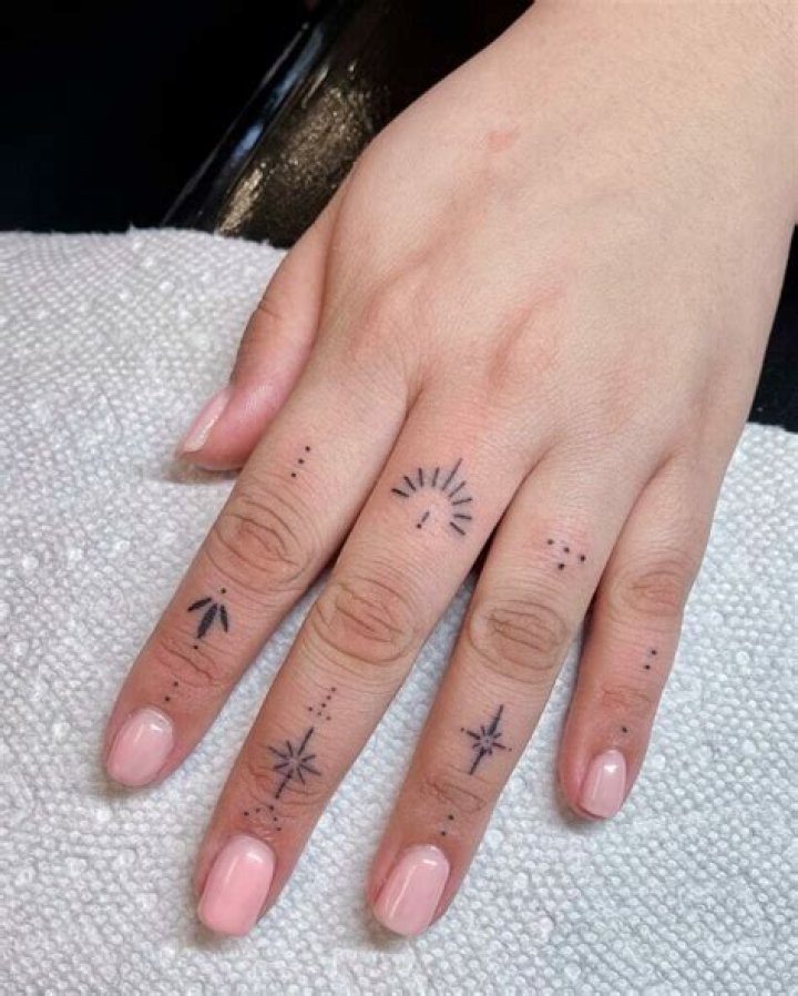 Finger Tattoos Dots And Lines